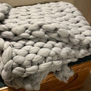 gray knitted blanket